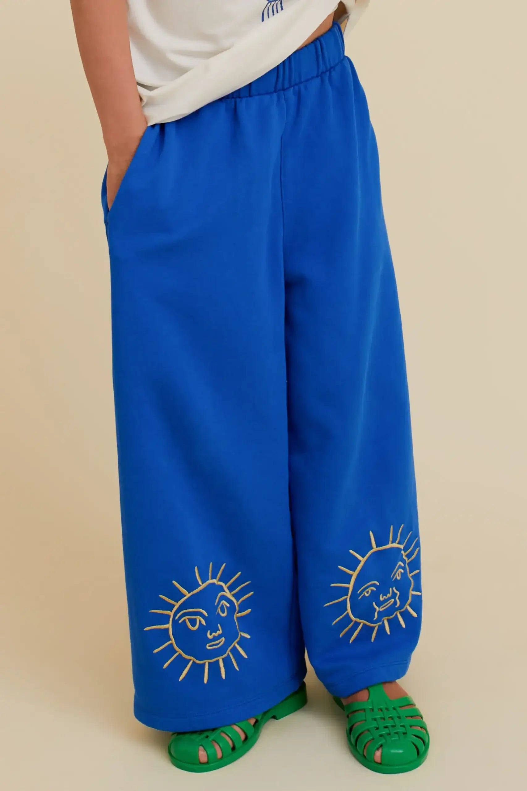 Wide-leg bukser med solbroderi