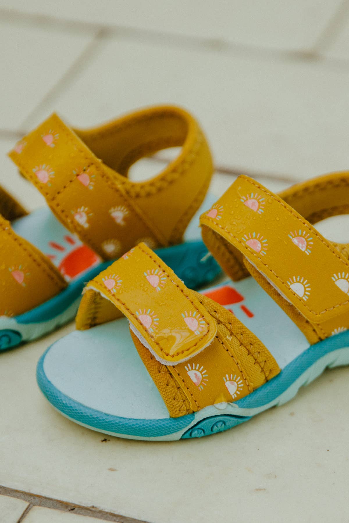 Oker fargeskiftende sandaler