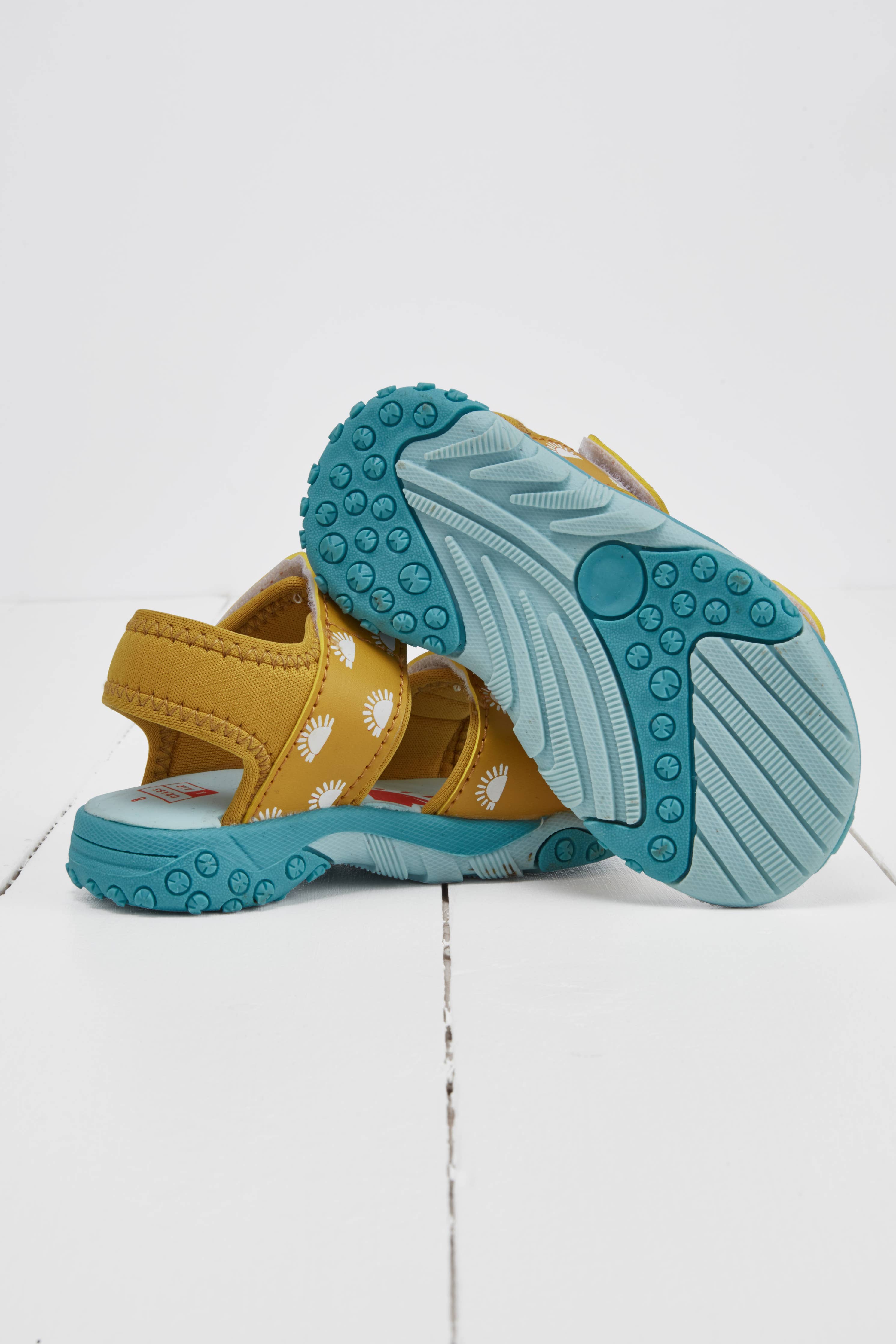 Oker fargeskiftende sandaler