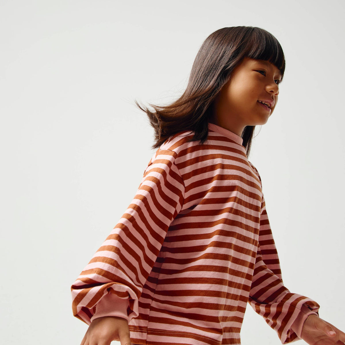 Genser med striper i rust og rosa