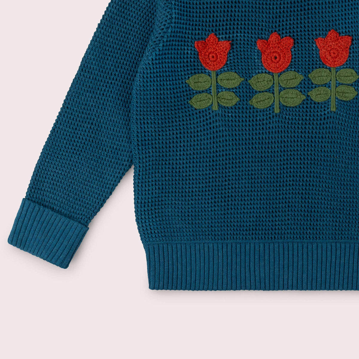 Blå strikkegenser med tulipaner