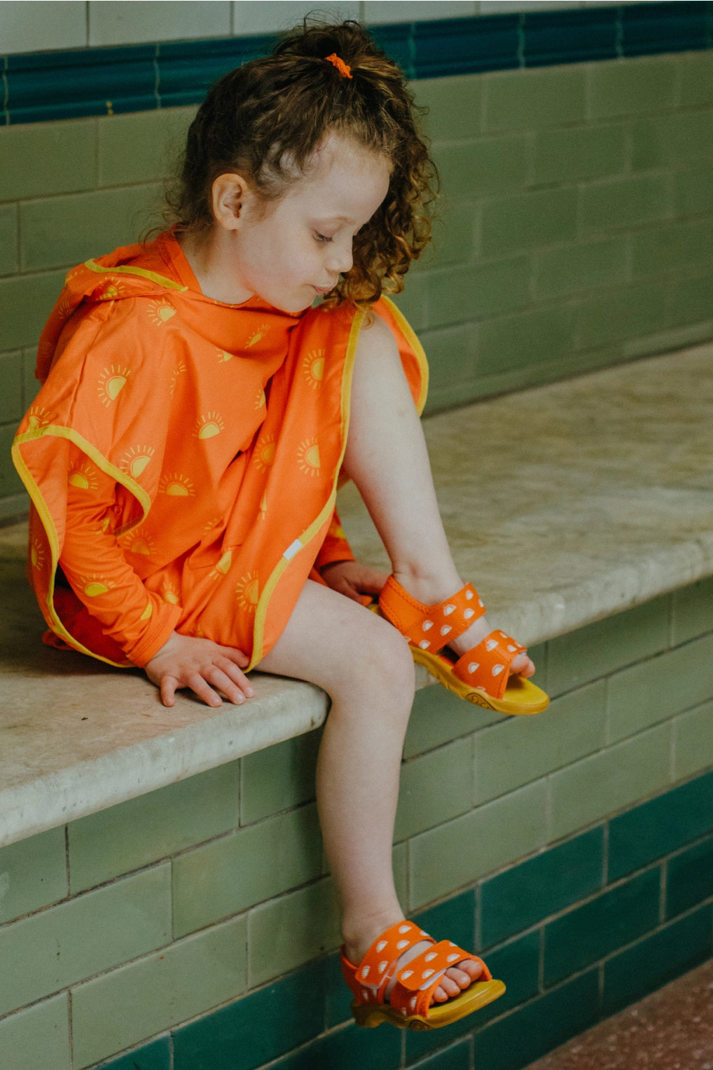 Oransje fargeskiftende sandaler