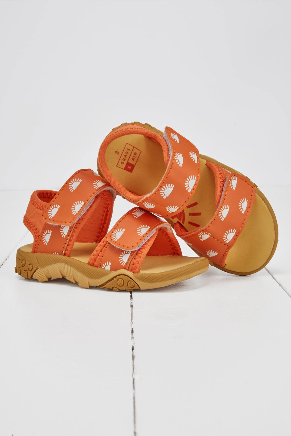 Oransje fargeskiftende sandaler