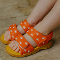 Oransje fargeskiftende sandaler