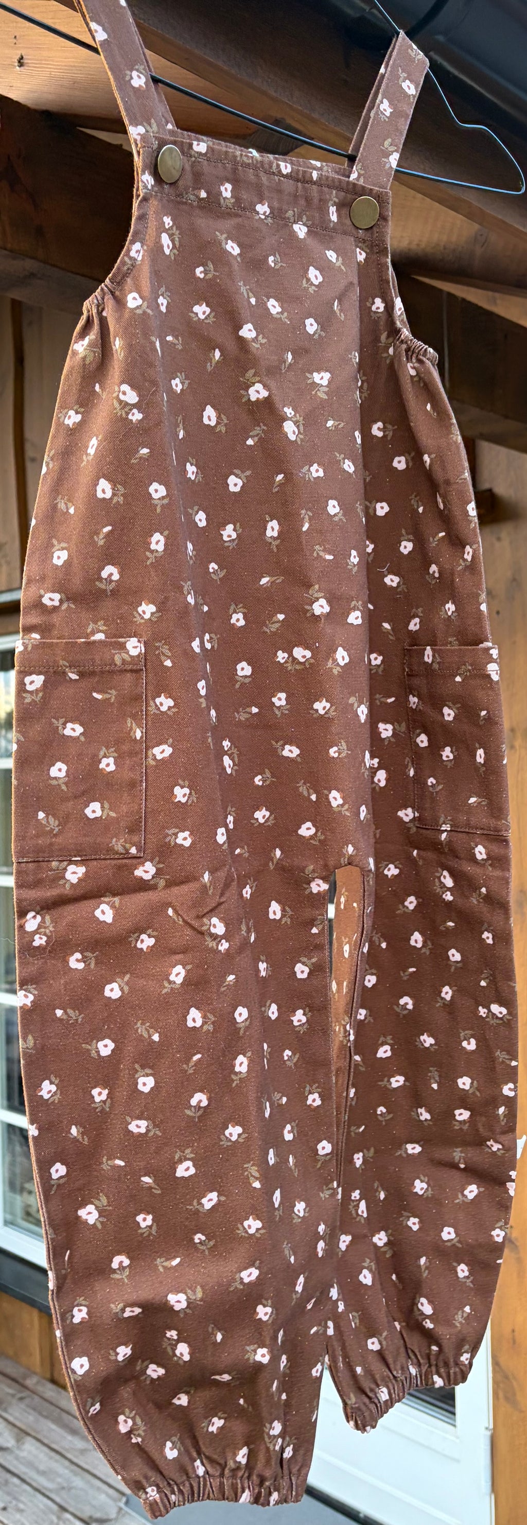 Snekkerbukser med roseprint