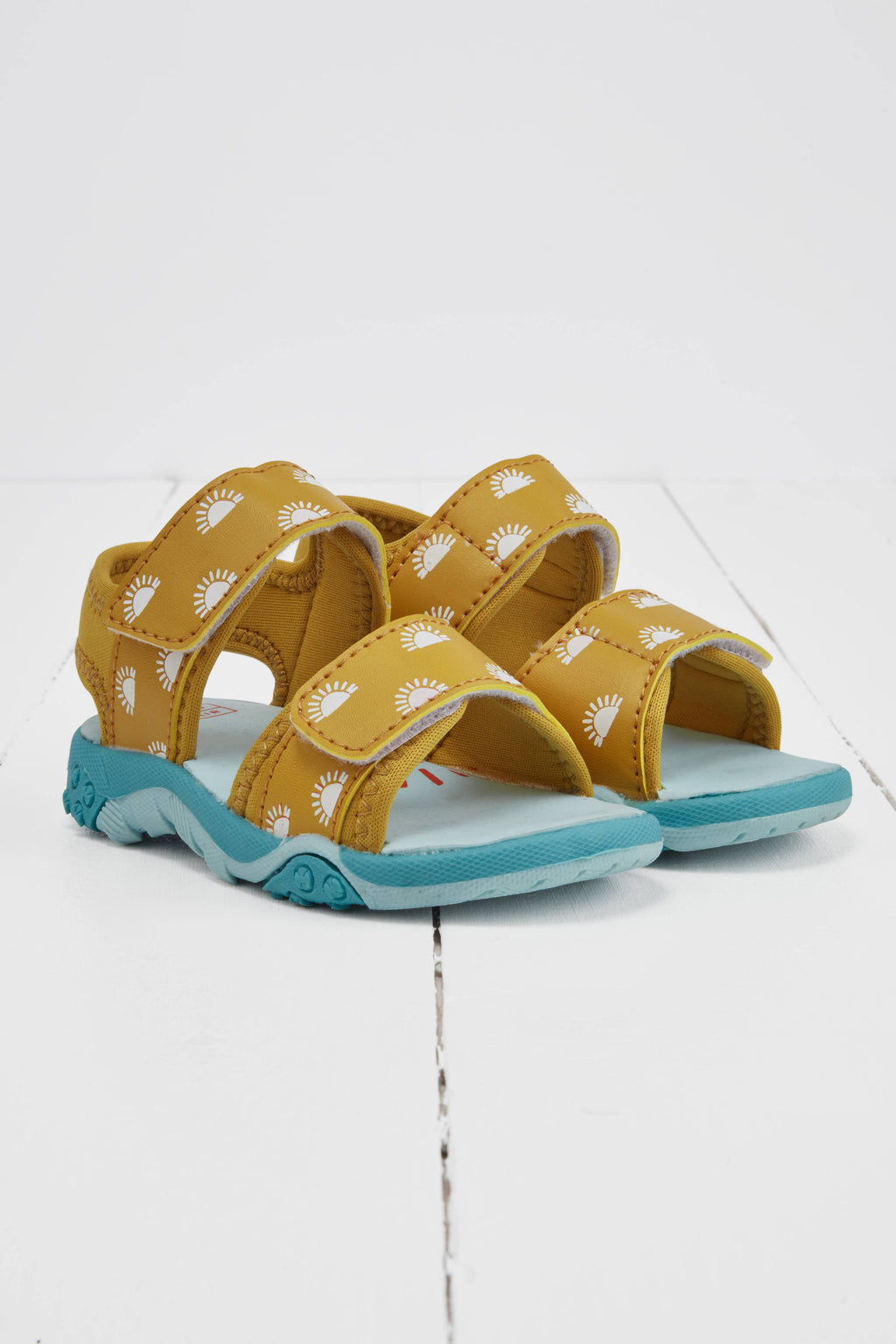 Oker fargeskiftende sandaler