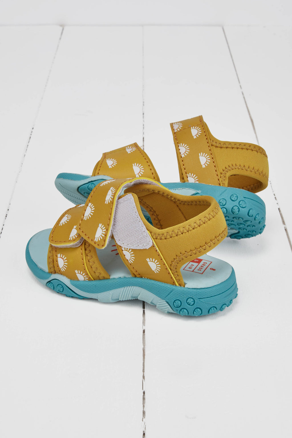 Oker fargeskiftende sandaler