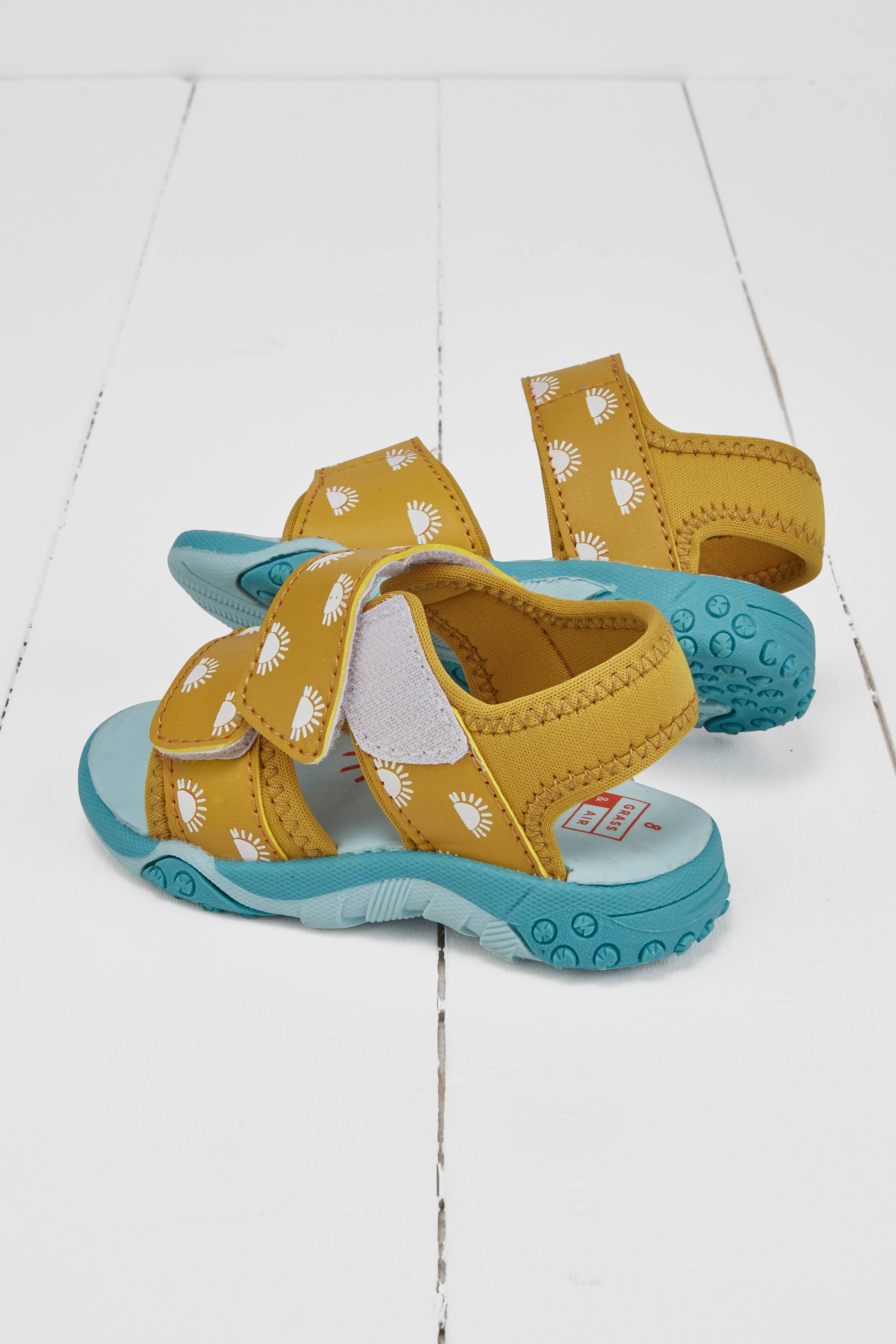 Oker fargeskiftende sandaler