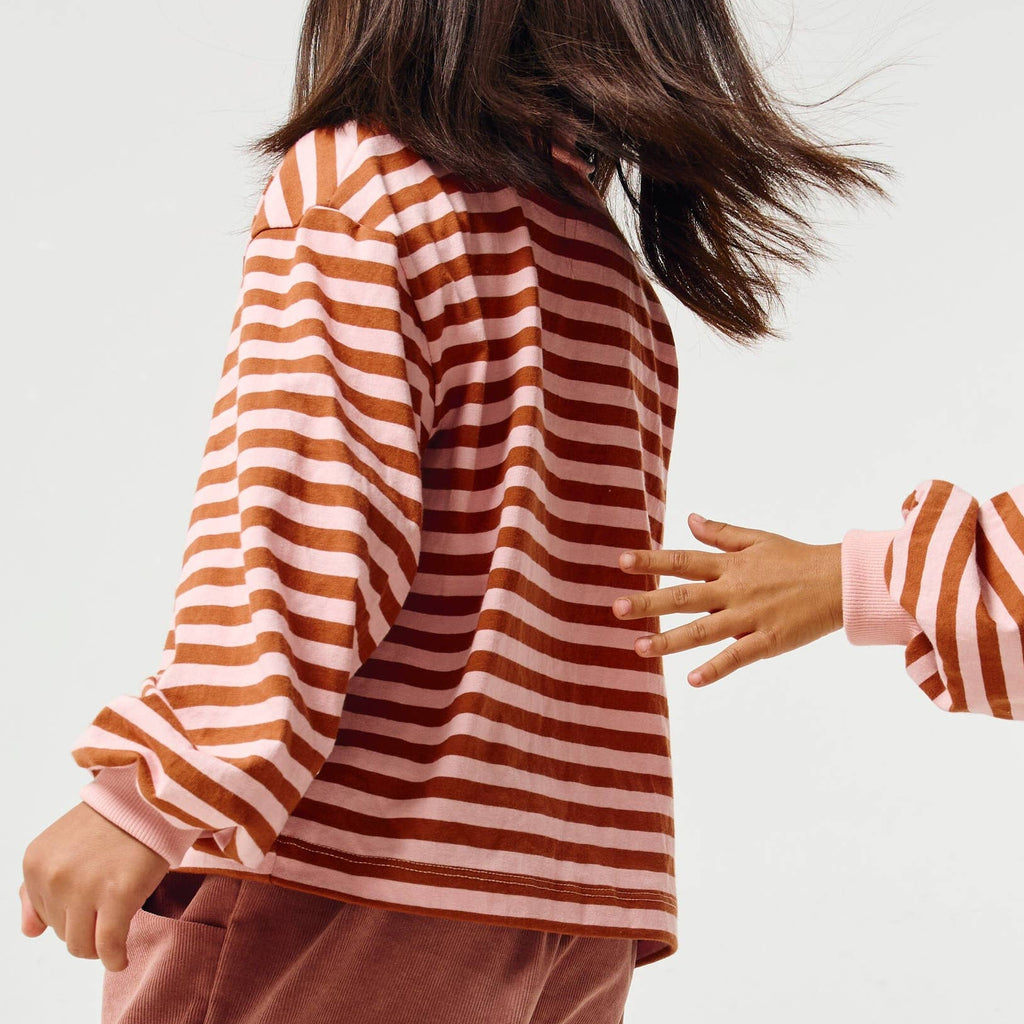 Genser med striper i rust og rosa
