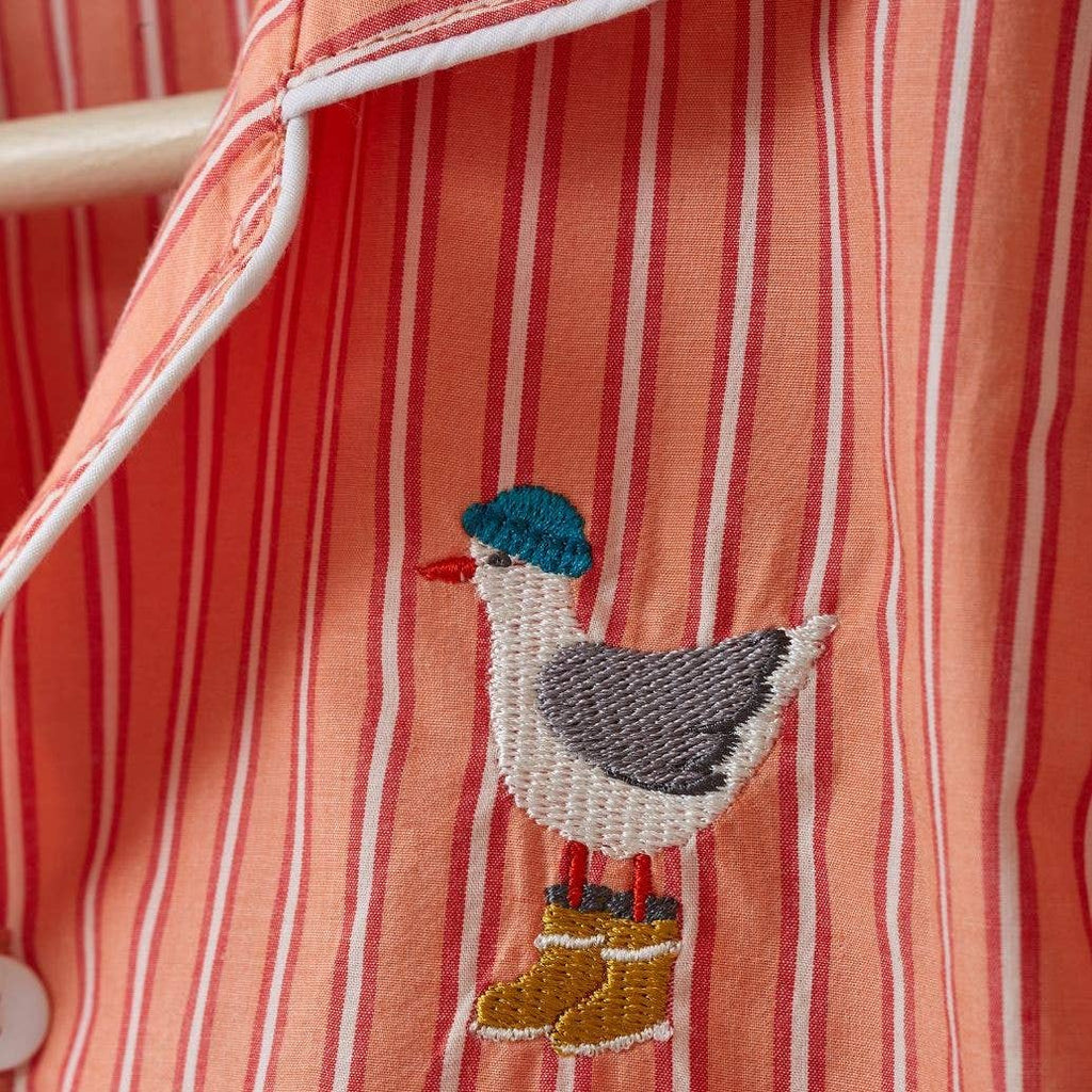 Rødstripet sett med broderi