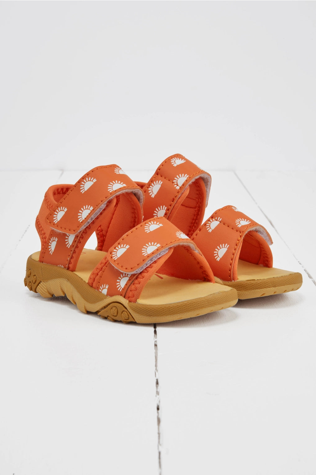 Oransje fargeskiftende sandaler